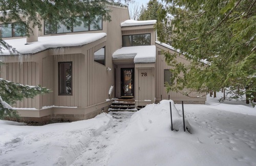Harbor Springs Condo | Harbor Cove 78- Harbor Springs Condo with private beach & close to skiing