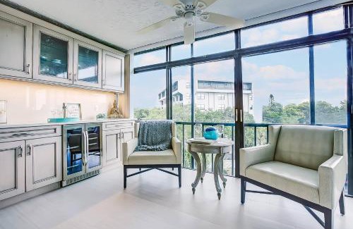 Siesta Key House | Harbor Towers, 4th Floor, Modern with Den
