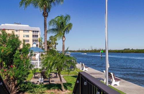 Siesta Key House | Harbor Towers, 4th Floor, Modern with Den