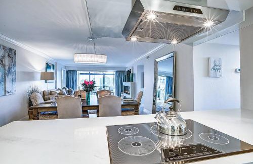 Siesta Key House | Harbor Towers, 4th Floor, Modern with Den