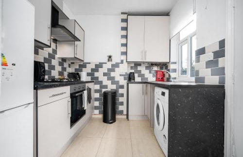 Harborne House | Harborne 2 Bedroom House - Parking - Smart TV - Wifi - 62W