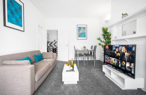 Harborne House | Harborne 2 Bedroom House - Parking - Smart TV - Wifi - 62W
