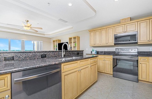 Englewood Apartment | Harborview 2 Bedroom Condo with Heated Pool