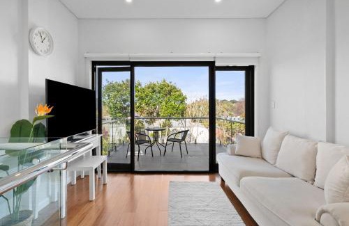 Birchgrove Apartment | Harbour Glimpses & Modern Comfort