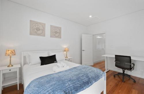 Birchgrove Apartment | Harbour Glimpses & Modern Comfort