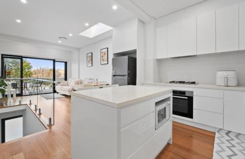 Birchgrove Apartment | Harbour Glimpses & Modern Comfort