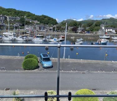 Borth-y-Gest Apartment | Harbour Haven: Spectacular Views