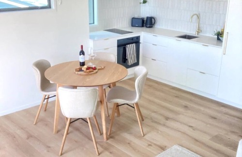 Clarks Beach Apartment | Harbour View Apartment Auckland, New Zealand