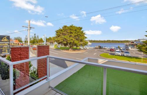 Lakes Entrance House | Harbour Views