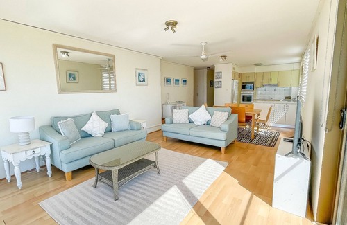 Soldiers Point Apartment | Harbourside, 13/3-7 Soldiers Point Road - fantastic waterfront unit