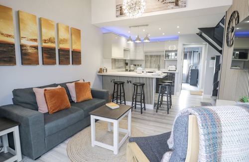 Borth-y-Gest Cottage | HARBWR HIDEAWAY, pet friendly in Porthmadog