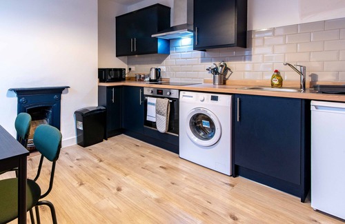 Newark Apartment | Harcourt 1B: 2BR Flat with Parking in Newark