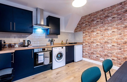 Newark Apartment | Harcourt 1B: 2BR Flat with Parking in Newark