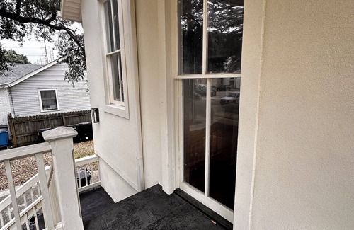 Chalmette House | Hardwood floors, Marble, newly renovated Wifi &AC 10 mins to Nola