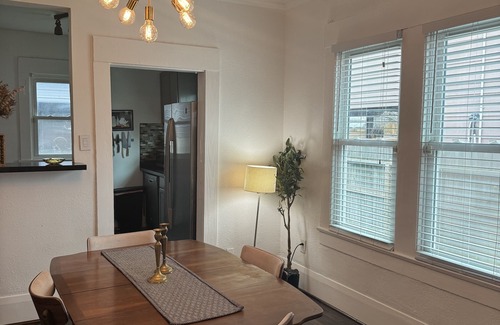 Northside House | Hardy Heaven - Sunny Bungalow Huge Yard, Mins to Downtown, Minute Maid
