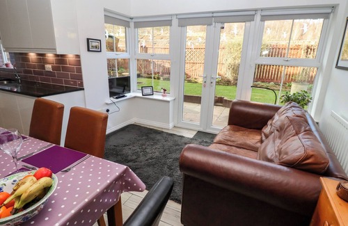Rothbury House | HAREFIELD, pet friendly, with a garden in Rothbury