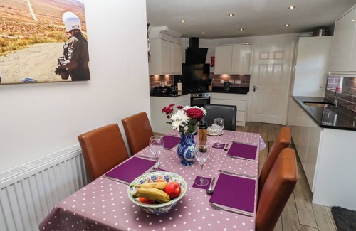 Rothbury House | HAREFIELD, pet friendly, with a garden in Rothbury