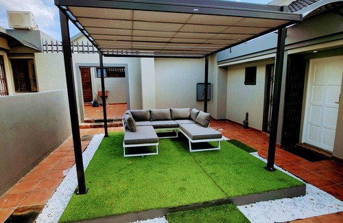 Greater Johannesburg Metropolitan Area Cottage | Harmony Apartment: Stylish 1-Bedroom in Parkmore with Uninterrupted Solar Power