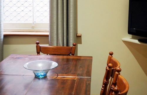 Adelaide Central Business District Cottage | Harriett's Cottage (in the SE corner of Adelaide city)