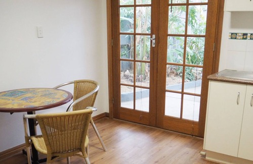 Adelaide Central Business District Cottage | Harriett's Cottage (in the SE corner of Adelaide city)