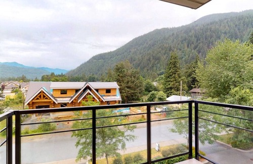 Harrison Hot Springs House | Harrison Lake View Suites: Three Bedroom Grand Suite with MountainView (1)