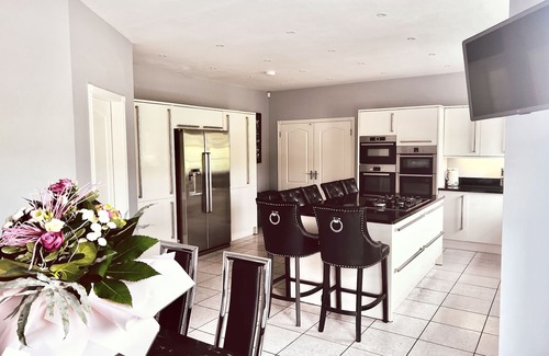 Millhouse Green Cottage | HARTCLIFFE VIEW, pet friendly, with hot tub in Millhouse Green