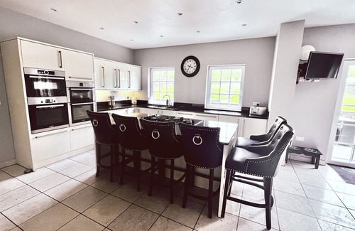 Millhouse Green Cottage | HARTCLIFFE VIEW, pet friendly, with hot tub in Millhouse Green