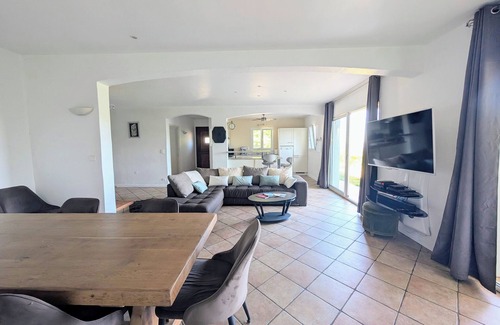 Hasparren Apartment | Hasparren, family apartment 118m², garden and view, sleeps 6.