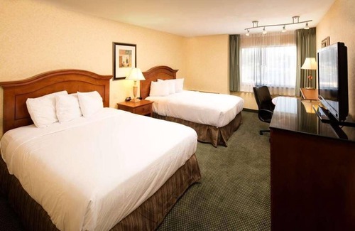Wenatchee Hotel | Hassle-free Stay! 3 Pet-friendly Units, Swimming Pool, Free Parking!