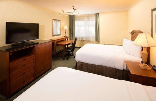 Wenatchee Hotel | Hassle-free Stay! 3 Pet-friendly Units, Swimming Pool, Free Parking!