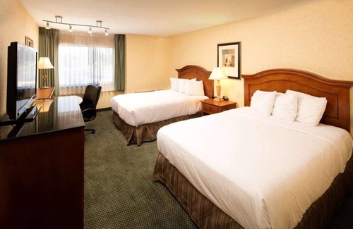 Wenatchee Hotel | Hassle-free Stay! 3 Pet-friendly Units, Swimming Pool, Free Parking!