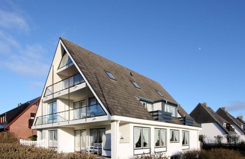 Wenningstedt-Braderup Apartment | Haus Weissenburg Whg. OG West - Beautiful 2-room vacation apartment close to the beach with