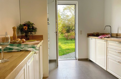 Am Salzhaff House | "Haus Landgang" for nature lovers, close to the beach, quiet, with a large garden