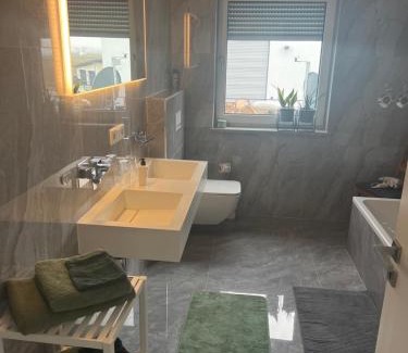 Wallersdorf Apartment | Haus Villa-Moderne 3 Zimmer Ferienwohnung in Wallersdorf-Haidlfing