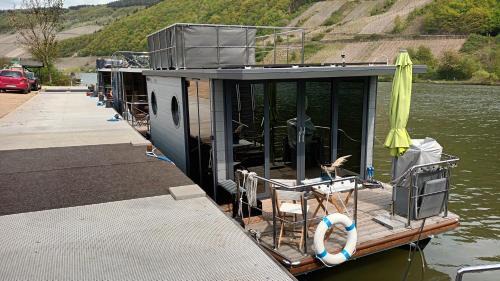 Polich Boat Rental | Hausboot Moselrose in Pölich