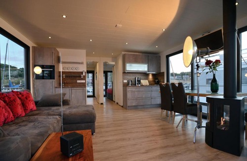 Mucheln House | Hausboote und Ferienhäuser Marina Mücheln