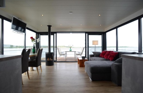 Mucheln House | Hausboote und Ferienhäuser Marina Mücheln