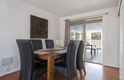 Frankston House | Havana Edge - Pet-friendly Garden Retreat near Beach