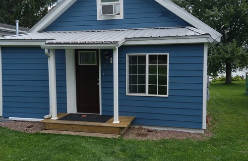 Central Square Cottage | Have a restful vacation on Oneida Lake: full house, yard, and lakefront property