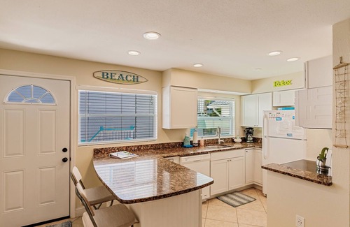 Siesta Key Cottage | Haven cottage Across street from beach and Heated Pool
