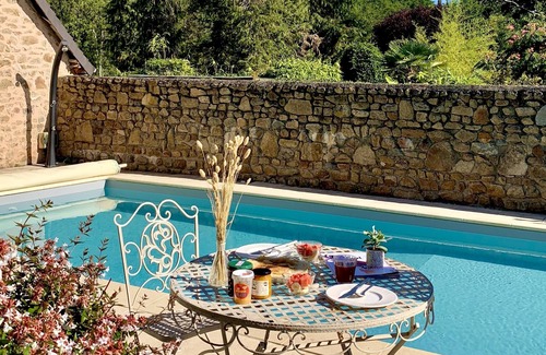Moulins-le-Carbonnel House | Havre de paix à Saint Ceneri avec piscine privée