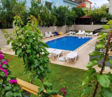 Kemer Mahallesi Apartment | Havuz Manzaralı Daire