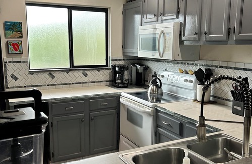 Kailua-Kona Condo | Hawaiian Family Hale at Gates Beach with a heated pool