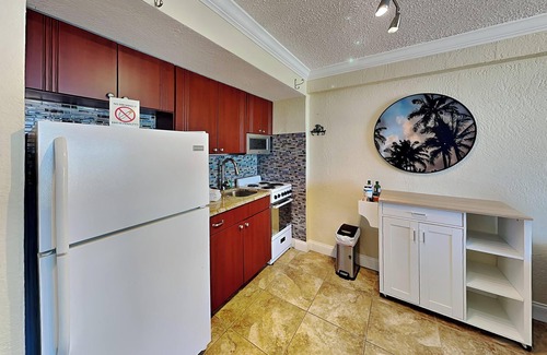 Daytona Beach Shores Condo | Hawaiian Inn 238