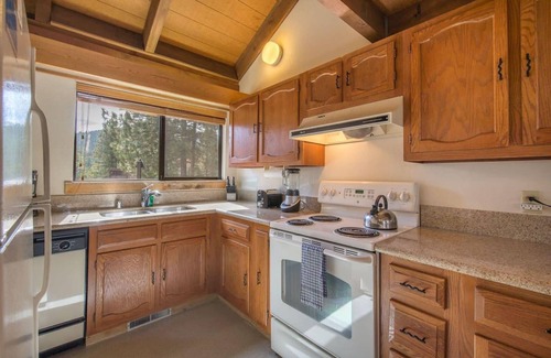 Truckee Cabin | Hawk's Eye by AvantStay | Cozy w/Views & Access to Northstar Resort Community