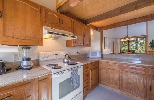 Truckee Cabin | Hawk's Eye by AvantStay | Cozy w/Views & Access to Northstar Resort Community