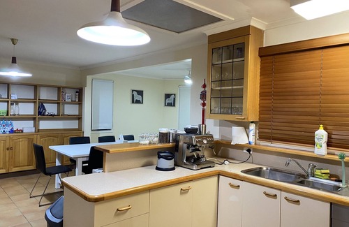 Hawker House | Hawker 4BR House（Air-Con, WiFi, Netflix, Parking）