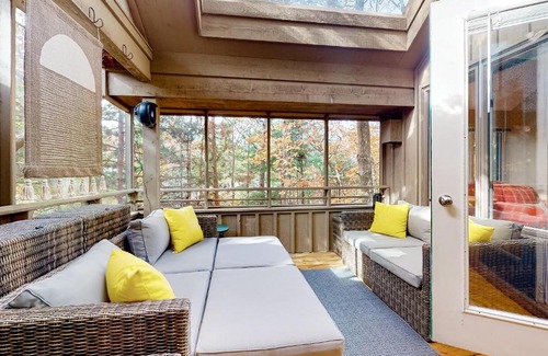 Maple City Hotel | Hawks Nest 48