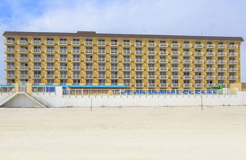 Ormond Shores Condo | Hear the Atlantic waves in this Studio resort apt in Ormond Beach with vacation amenities