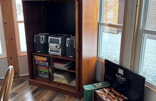 North East House | Heard it Through the Grapevine is a charming 3 - bedroom house in North East PA.